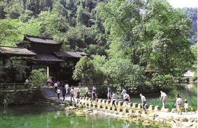 盛夏时节宜昌景区绿意盎然 游客纷至沓来