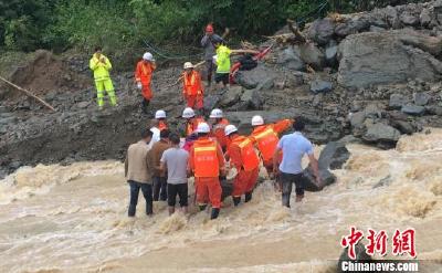 五峰暴雨致40名游客被困 自驾20辆汽车均被冲走