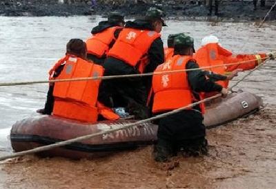 暴雨中，武警官兵冲锋在前 5小时紧急转移395人