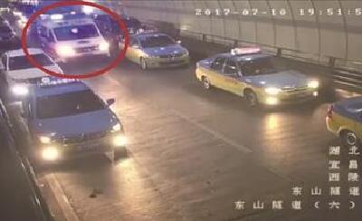 礼让救护车 宜昌百余车辆拥堵隧道内让出“生命通道”