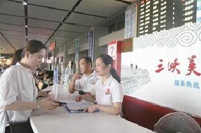 列车长和东站“三峡美”服务台接力帮旅客 20万现金失而复得