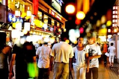 文明宜昌丨胜利二路夜市大“变脸” 路面净了 摊位整洁了  