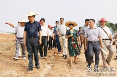周青来猇调研峡州大道施工建设