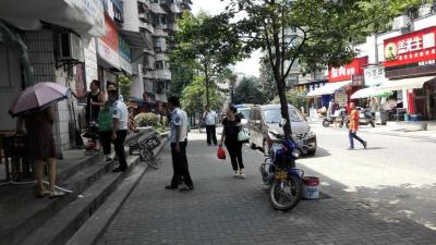 西陵街道：城管突击整治占道经营及出店外摆行为