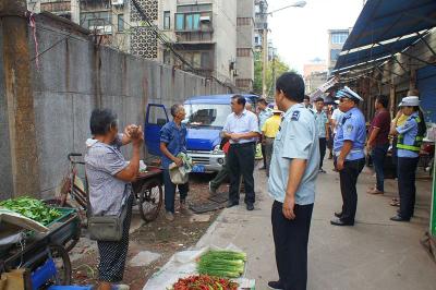 西坝街道：联合执法文明创建 整治重点路段