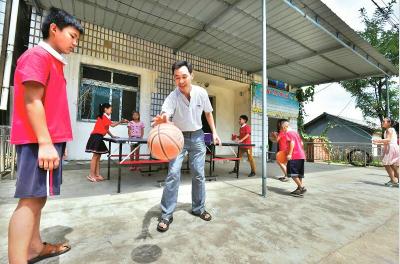 当阳54岁教师自费建留守儿童乐园