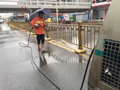 西陵环卫处：借雨作业事半功倍