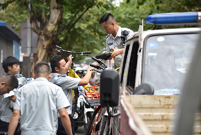 城管、交警联合整治城区共享单车乱停放