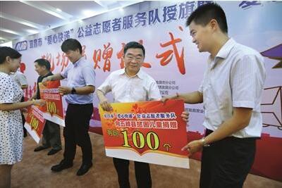 “爱心快递”送“爱心书包”