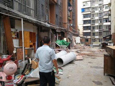 城管部门拆除违建 为管网改造保驾护航