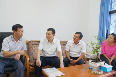 区委常委、组织部长文君走访调研甲街社区小区业委会建设