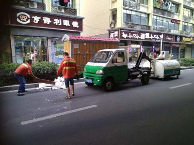 环卫工人紧急行动保障道路畅通