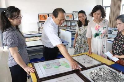 杨卫华教师节前看望慰问全区教师