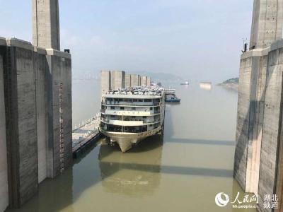 长江航运进入黄金季 三峡船闸满负荷运行