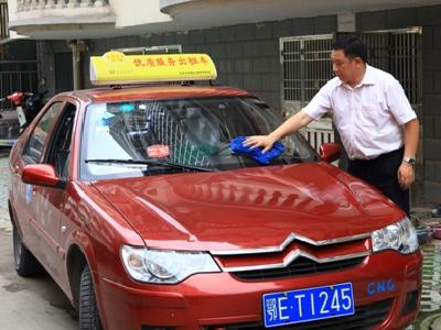农民工党员王华君小故事：义务接送残疾乘客17年
