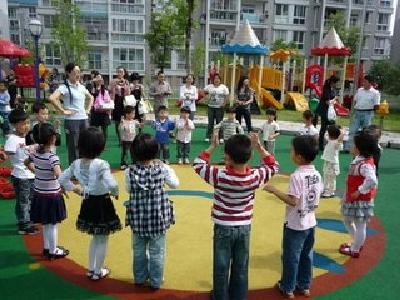 “双职工”爹妈还没下班 幼儿园的孩子放学了去哪儿？