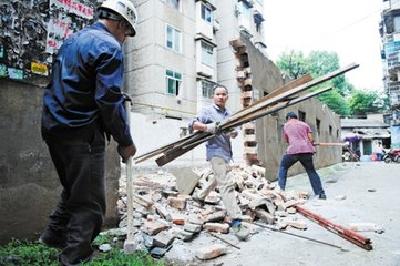 文明宜昌丨常刘路社区拆除违建 清理杂物