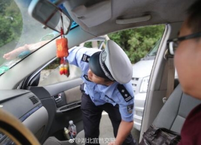 宜昌千警上路异地执法 严查交通违法