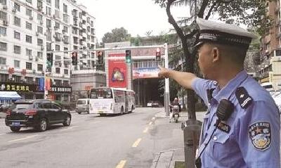 视频丨城区东山隧道口实行一道一灯 分时段灯控放行