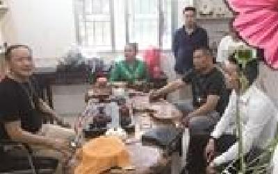 八龄童不慎落入清江获救 成都夫妇苦寻一月泪谢宜昌恩人