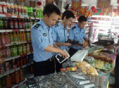 清理无证商户，加强网吧监管 宜昌城区净化校园周边环境
