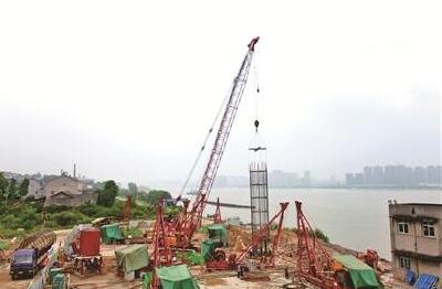 伍家岗长江大桥顺利“打桩”