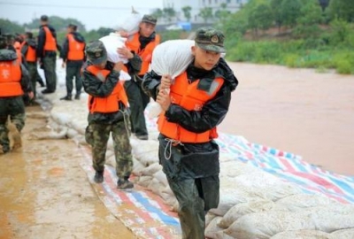 宜昌多地取消休假开展防汛救灾工作