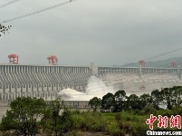 壮观！三峡大坝开闸泄洪