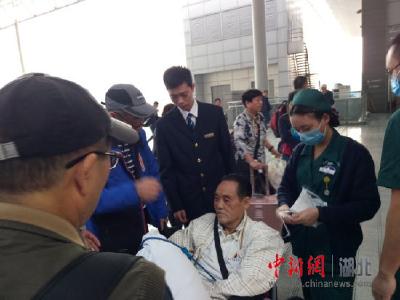 老人突发疾病倒地 宜昌东站上演5分钟生死时速