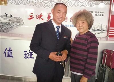 天津奶奶昏倒时幸遇乘务员救助 四送麻花感恩“宜昌好人”