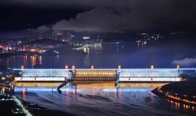 三峡大坝首次全部亮灯