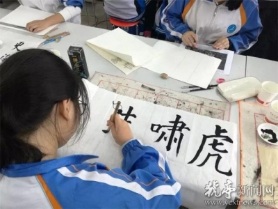 猇亭区第十五届中小学艺术节现场书画比赛顺利举行