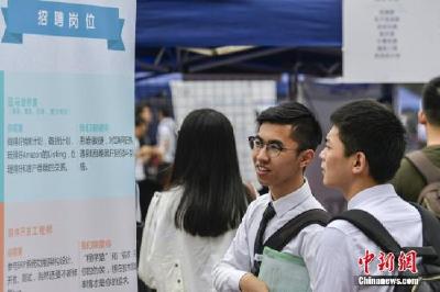 符合条件的基层高校毕业生将获得住房等配套支持