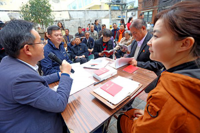 李扬深入果园路社区长客小区宣讲十九大精神