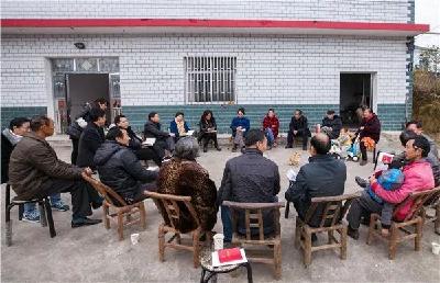 农家门前宣讲党的十九大精神