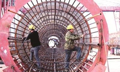 伍家岗长江大桥南岸主塔桩基灌注任务过半