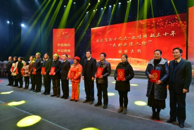 西陵区举行“感动西陵人物”颁奖大会