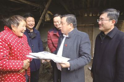 十九大代表王华君贫困村里“挑刺”