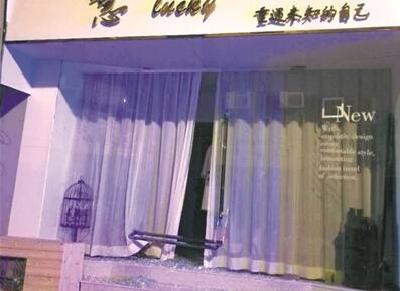 店铺寒夜遭破门 民警“守店”8小时货物完好无损