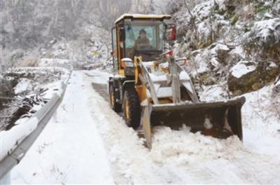 夫妻俩开自家铲车 为村民除雪开路十公里