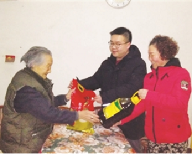 点赞！小伙连续十年生日为困难居民送爱心物资