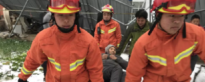 大雪压垮雨棚致村民被困 消防官兵及时救援