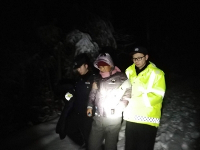 大雪封山，民警徒步山林为重症患者开通“生命通道”