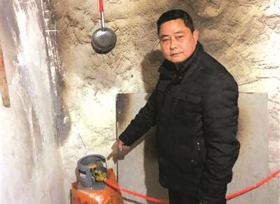 邻居家突发火灾 点军汉子只身进火海抢出液化气罐