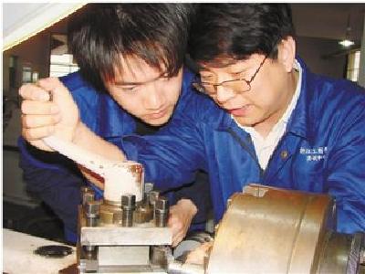 双导师教学,双主体育人 宜昌现代学徒制实现“双赢”