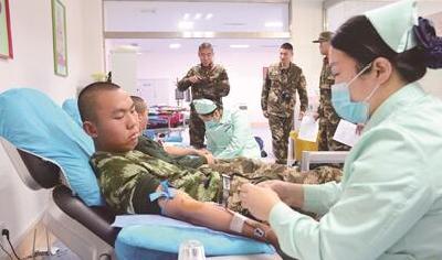 消防官兵献血暖寒冬