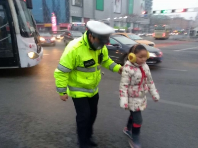 暖心！西陵交警护送学生上学