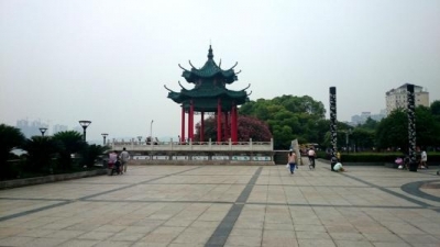滨江公园竖起了便民挂物架