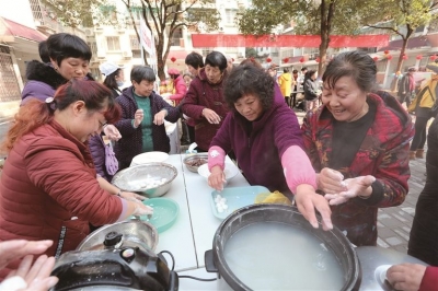 社区居民包汤圆闹元宵