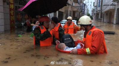 暴雨来袭  宜昌消防官兵施救、疏散被困群众1000余人